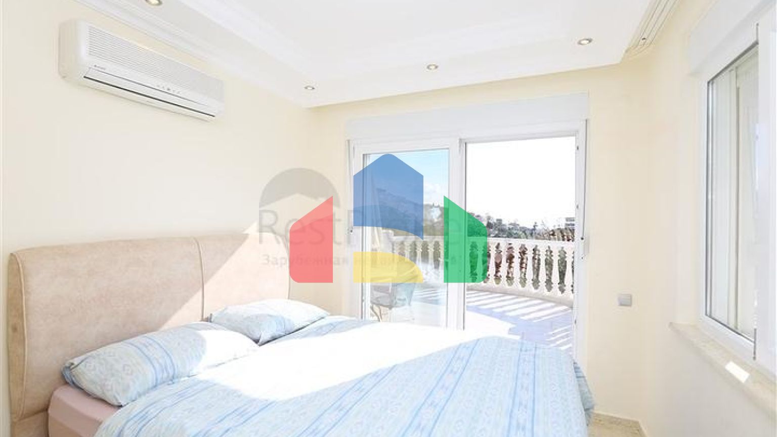 Затишна вілла з терасою і розвиненою інфраструктурою