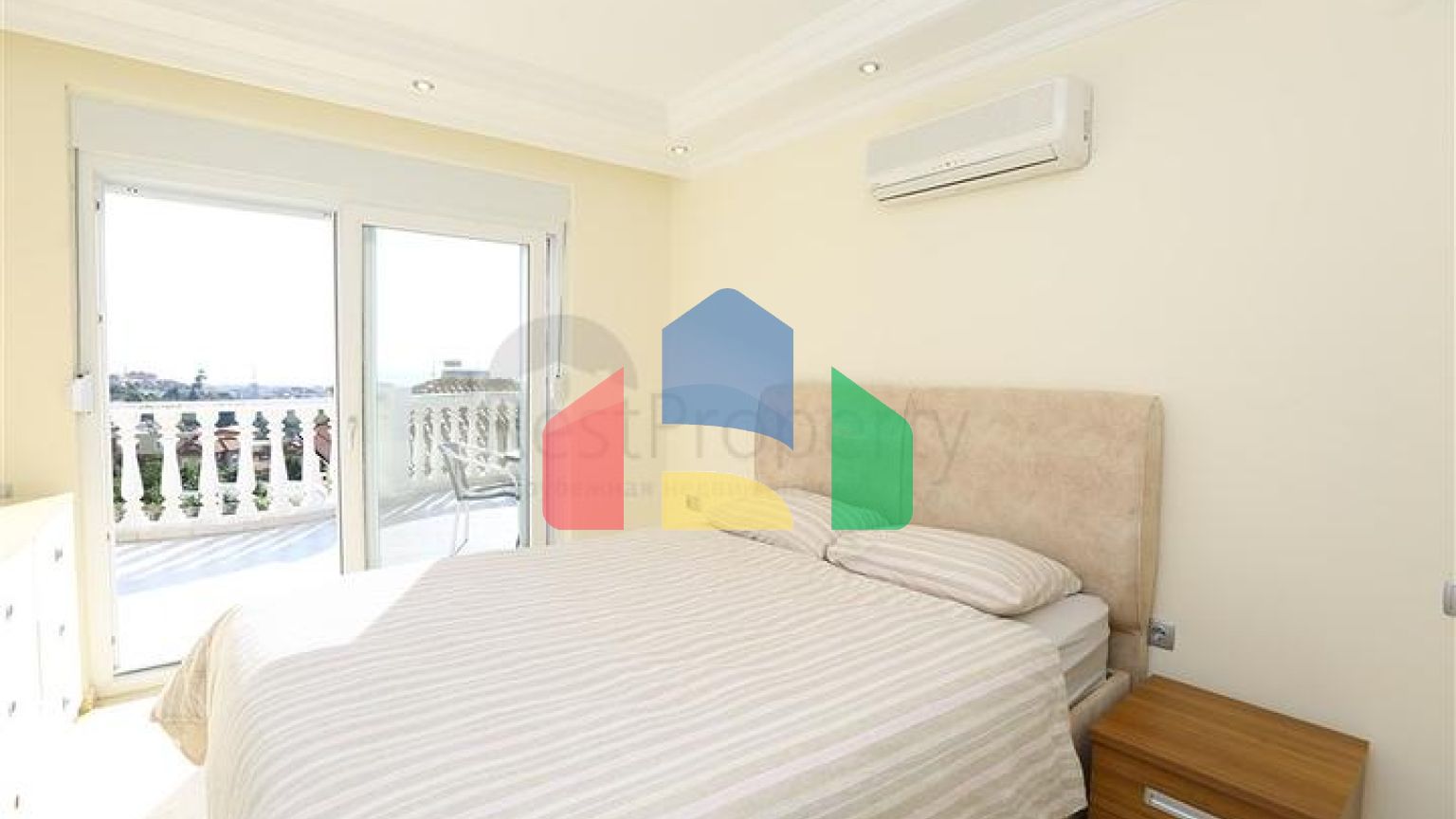 Затишна вілла з терасою і розвиненою інфраструктурою