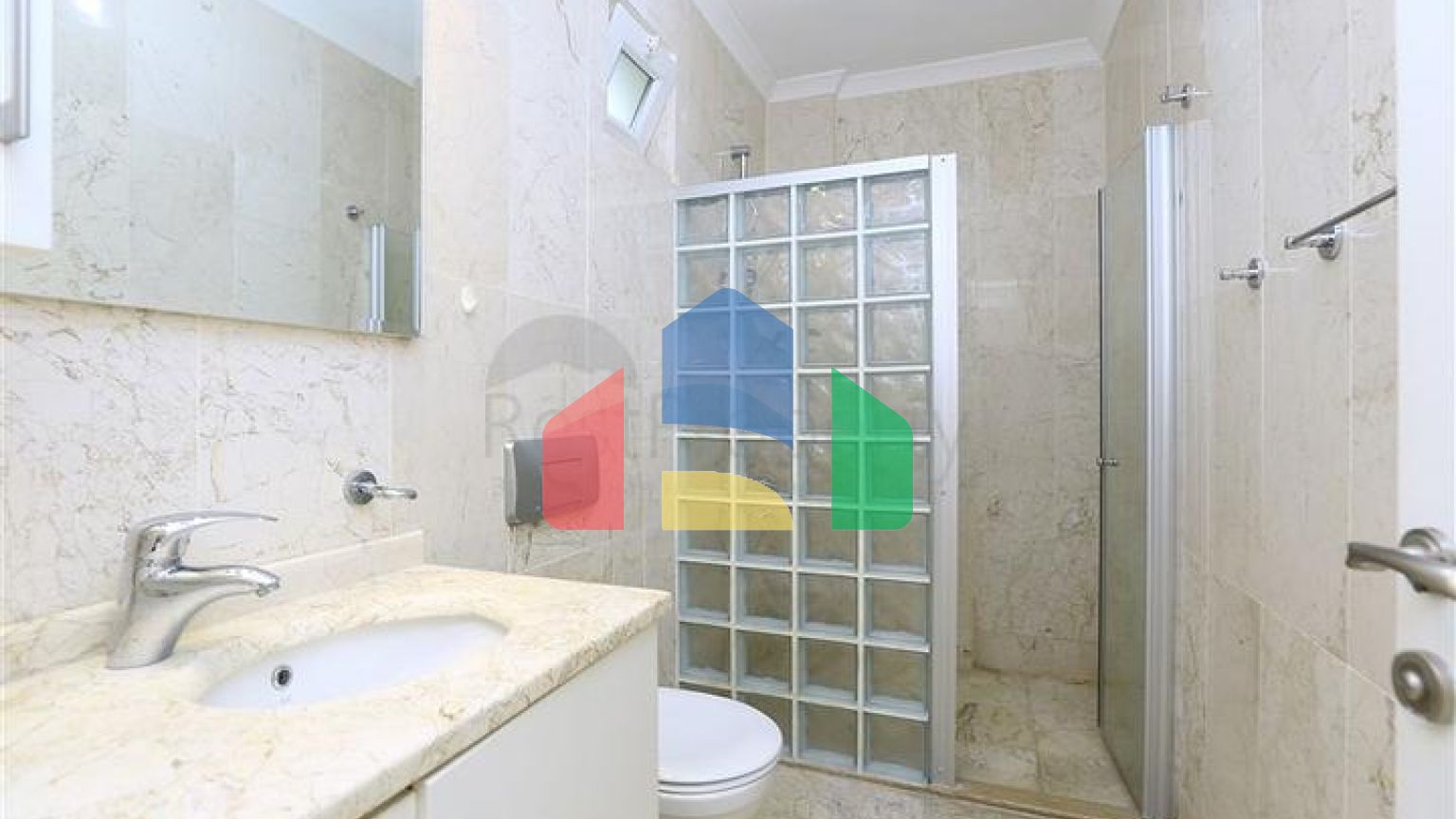 Затишна вілла з терасою і розвиненою інфраструктурою