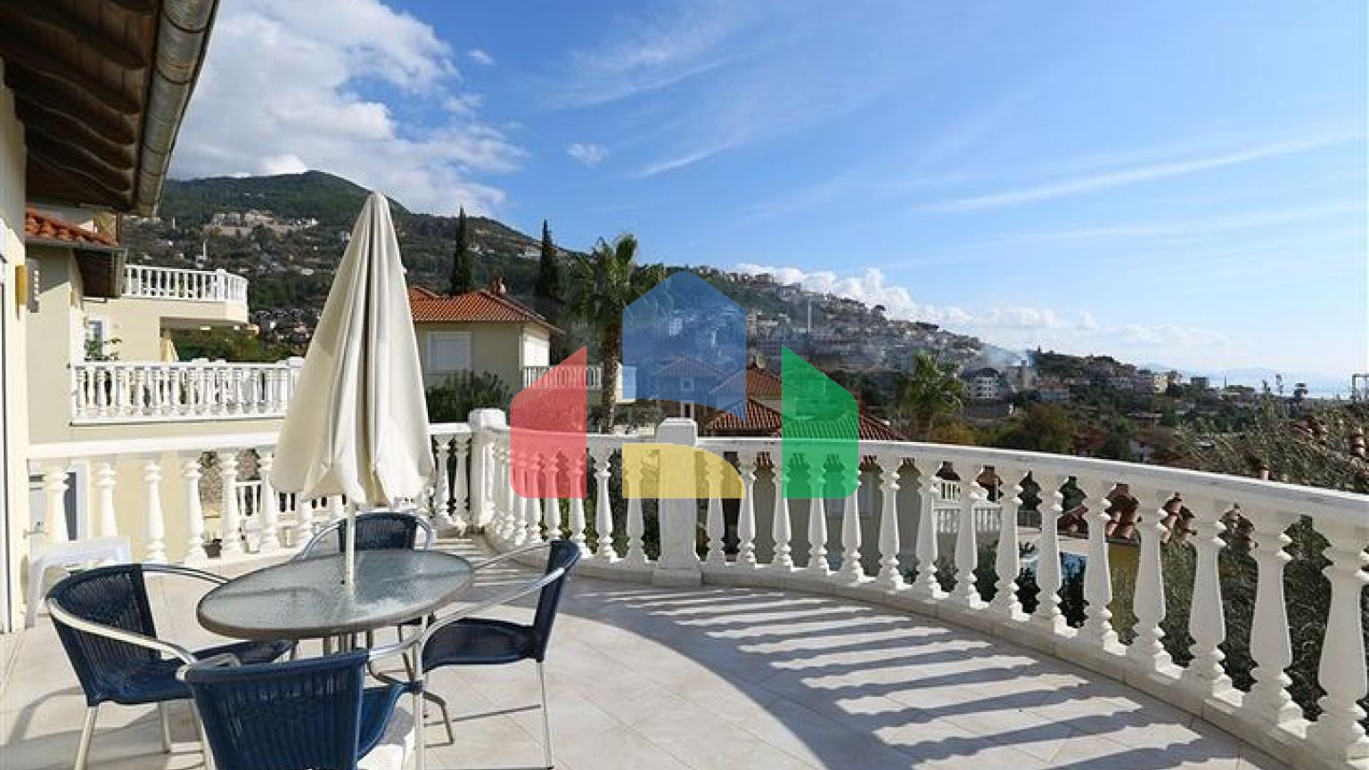 Затишна вілла з терасою і розвиненою інфраструктурою