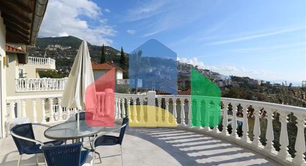 Затишна вілла з терасою і розвиненою інфраструктурою