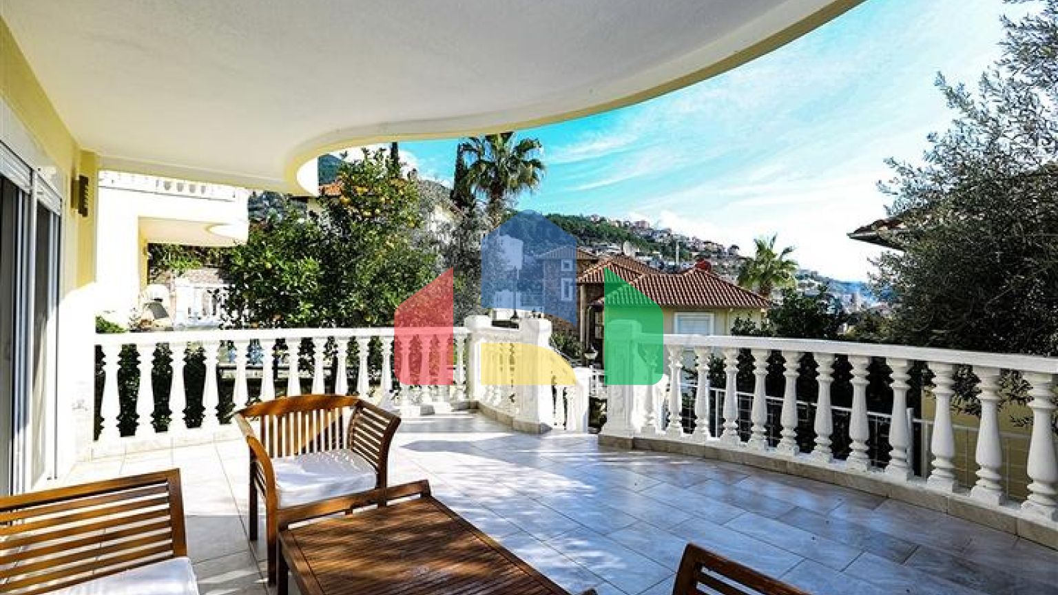 Затишна вілла з терасою і розвиненою інфраструктурою