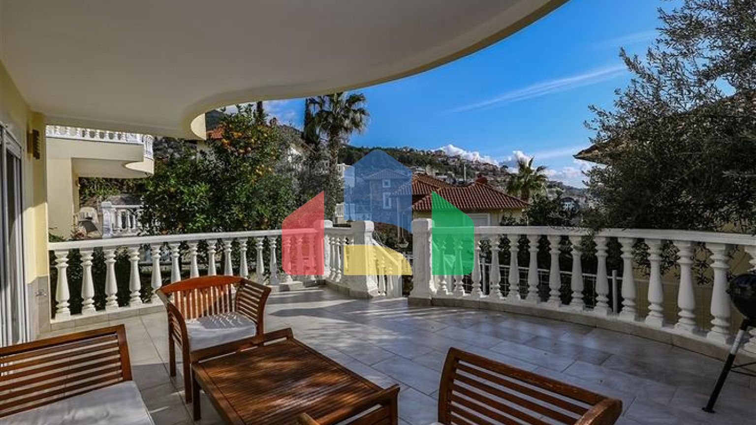 Затишна вілла з терасою і розвиненою інфраструктурою