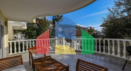 Затишна вілла з терасою і розвиненою інфраструктурою