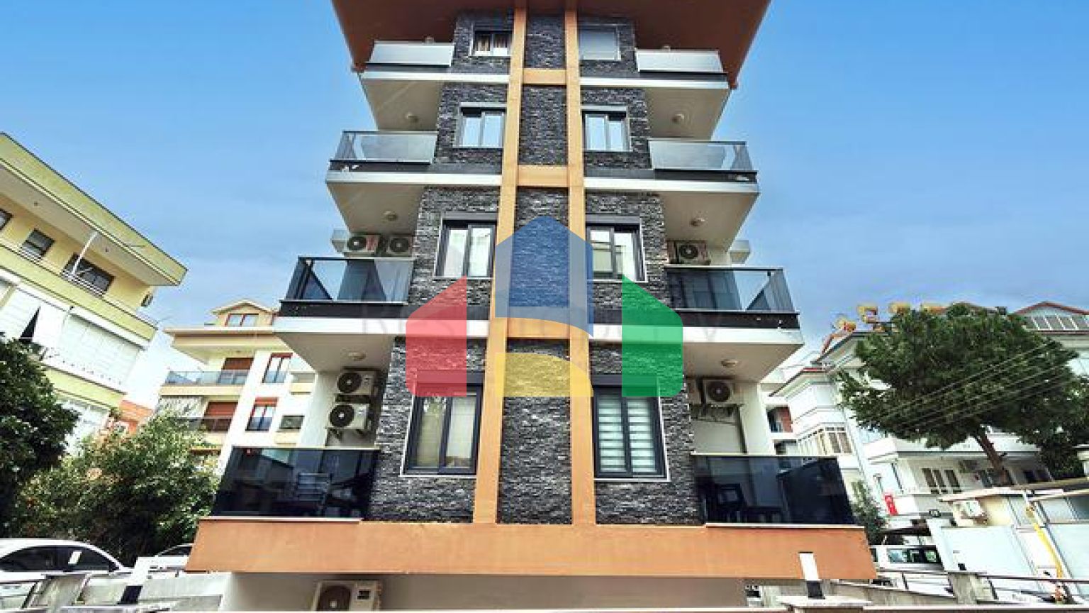 Уютная меблированная квартира 1+1 в современном доме района Клеопатра