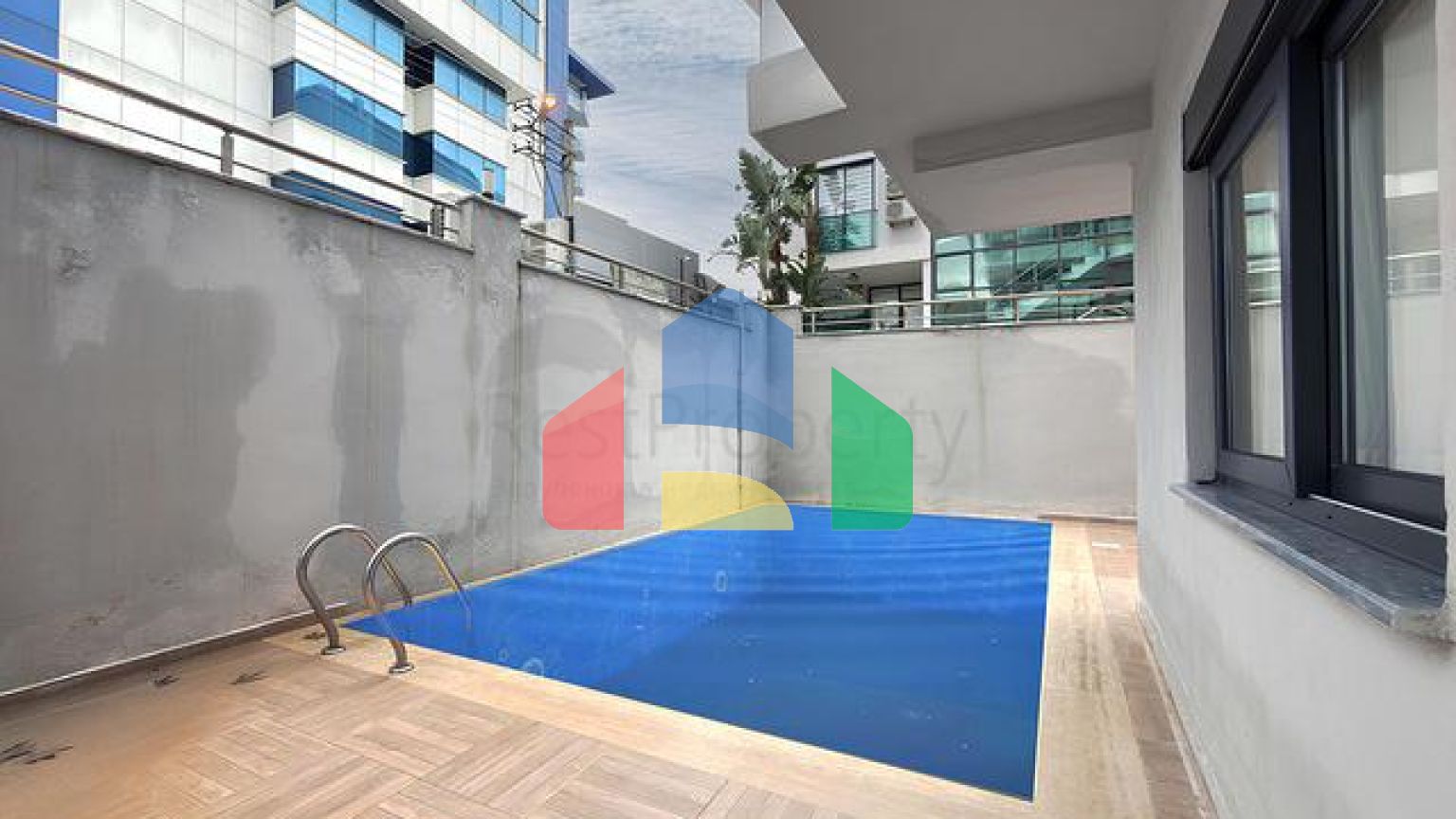 Уютная меблированная квартира 1+1 в современном доме района Клеопатра