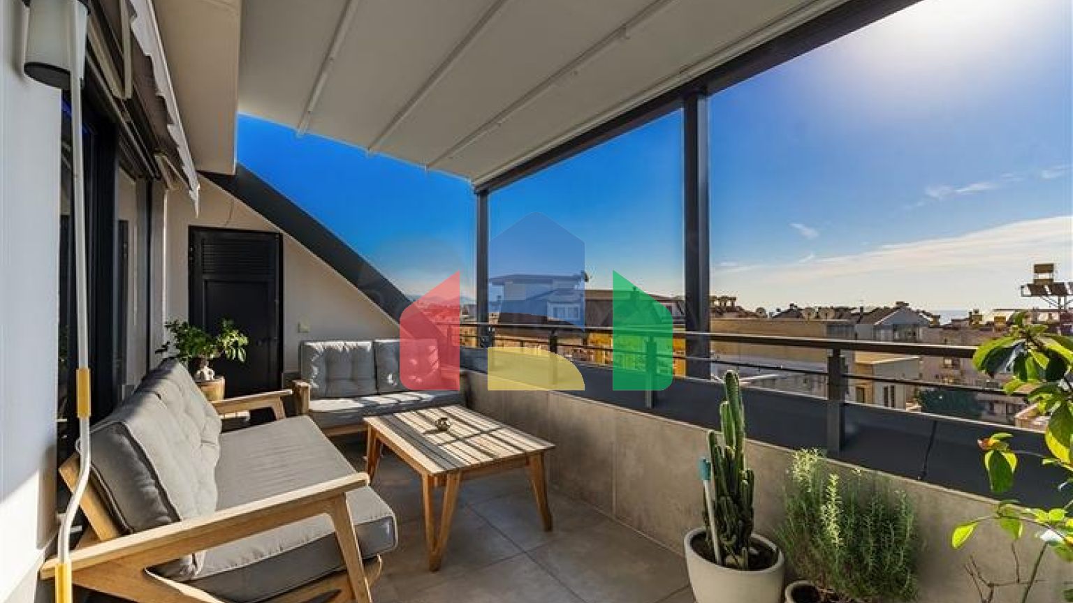 Просторий пентхаус 2 + 1 в центрі Аланії