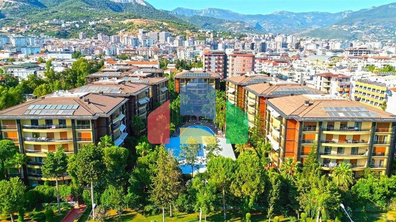 Простора квартира 3 + 1 з окремою кухнею біля моря в центрі Аланії