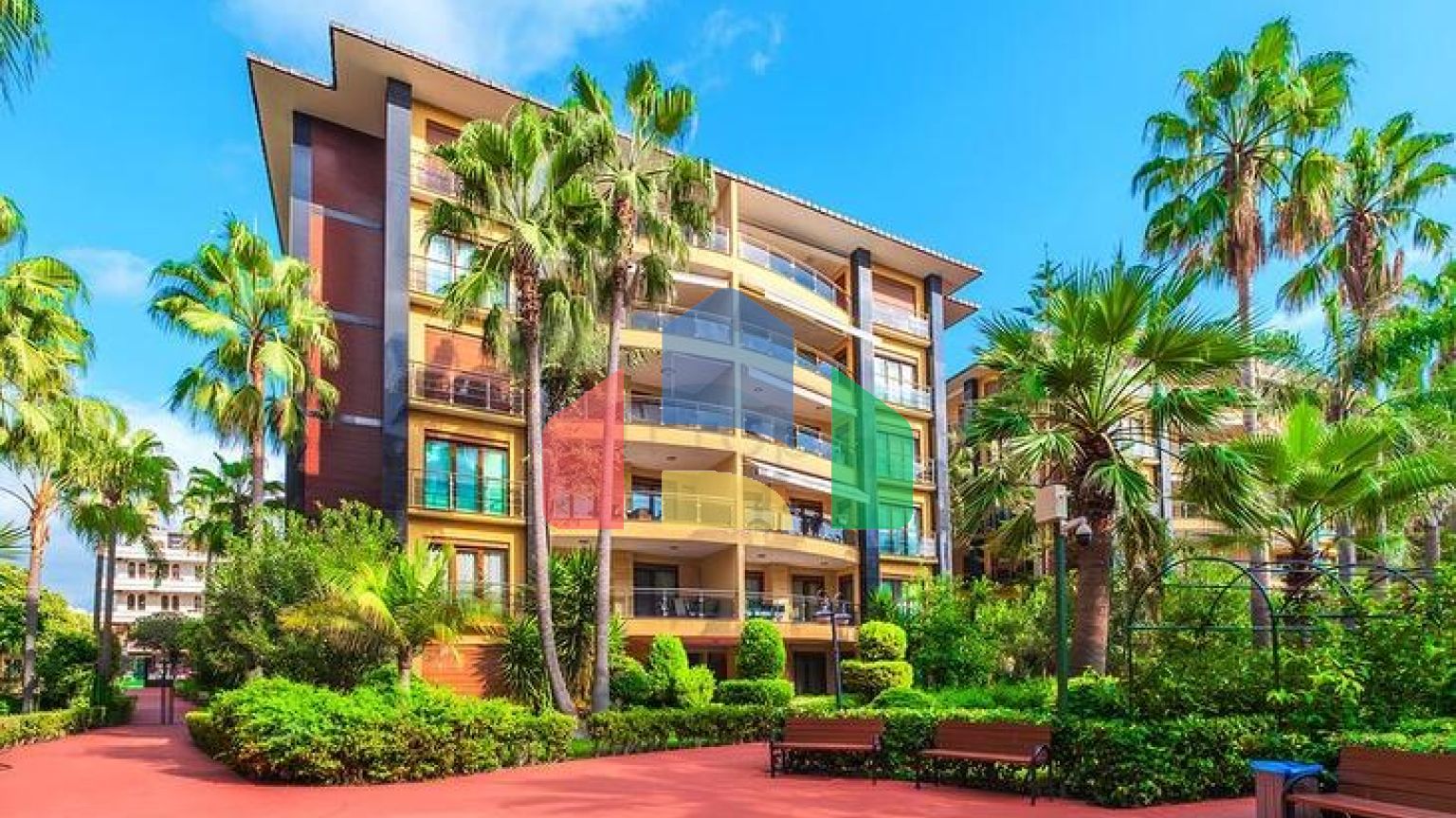 Простора квартира 3 + 1 з окремою кухнею біля моря в центрі Аланії