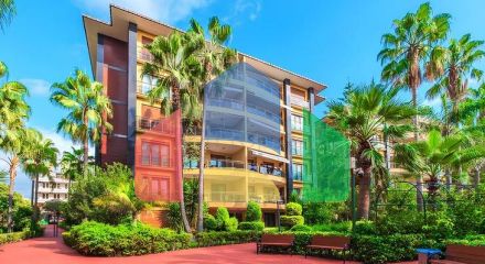 Простора квартира 3 + 1 з окремою кухнею біля моря в центрі Аланії