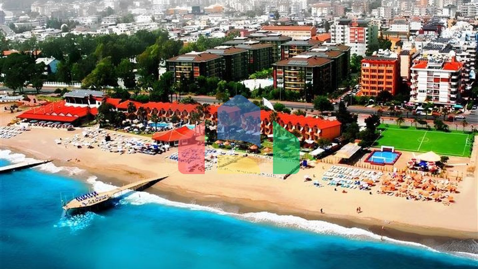 Простора квартира 3 + 1 з окремою кухнею біля моря в центрі Аланії