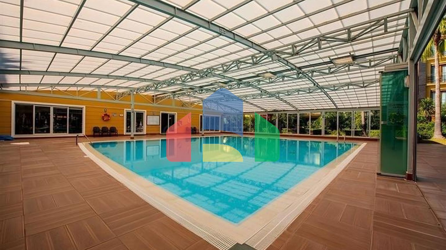 Простора квартира 3 + 1 з окремою кухнею біля моря в центрі Аланії