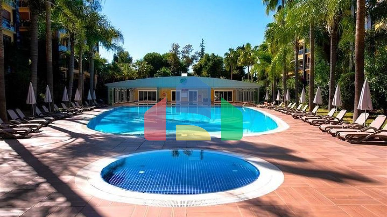 Простора квартира 3 + 1 з окремою кухнею біля моря в центрі Аланії