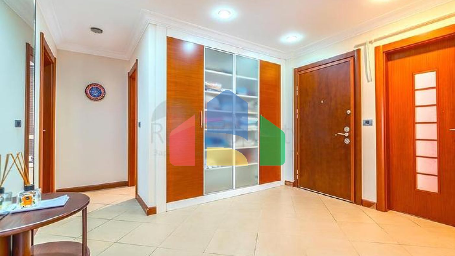 Простора квартира 3 + 1 з окремою кухнею біля моря в центрі Аланії