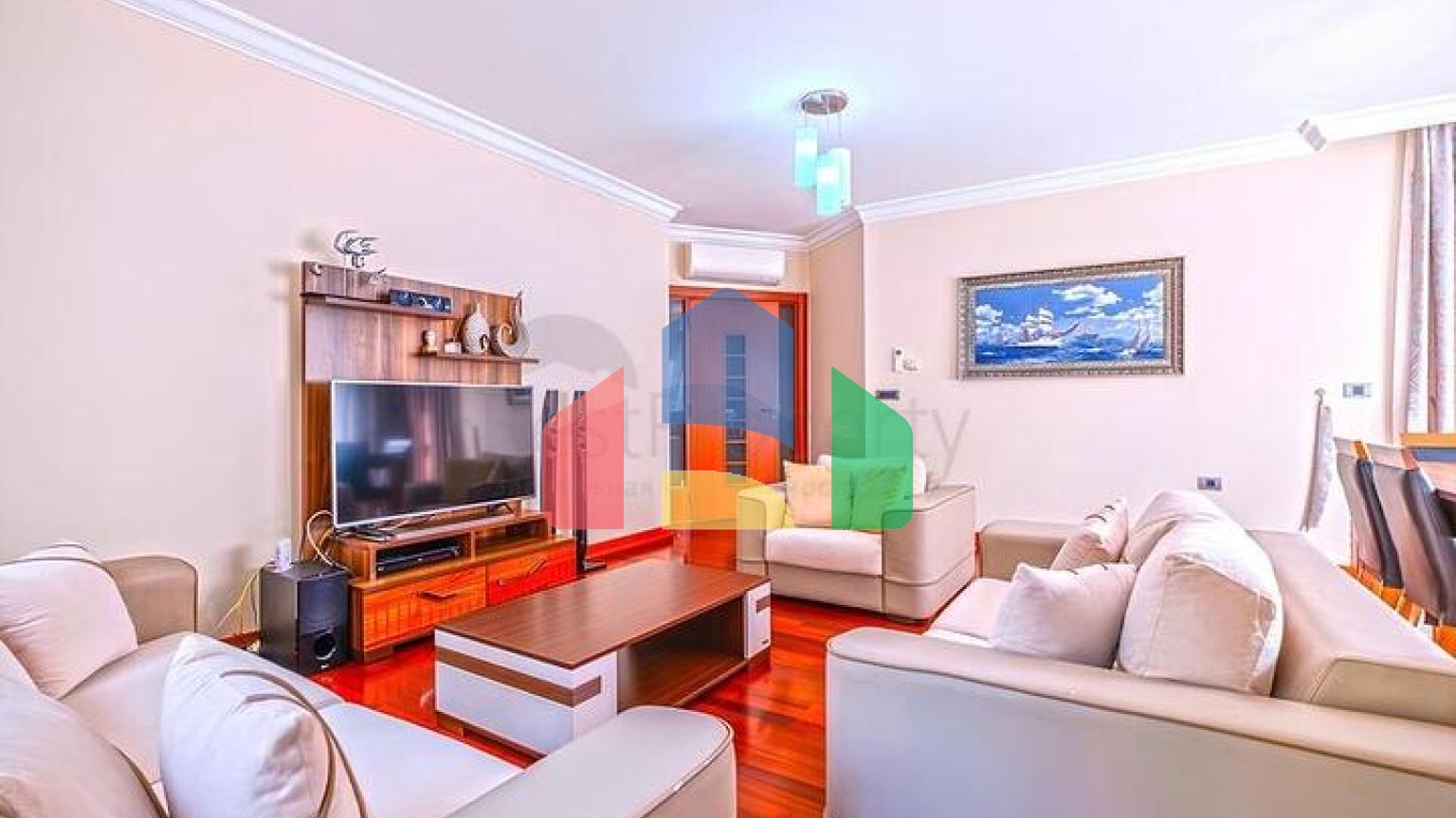 Простора квартира 3 + 1 з окремою кухнею біля моря в центрі Аланії