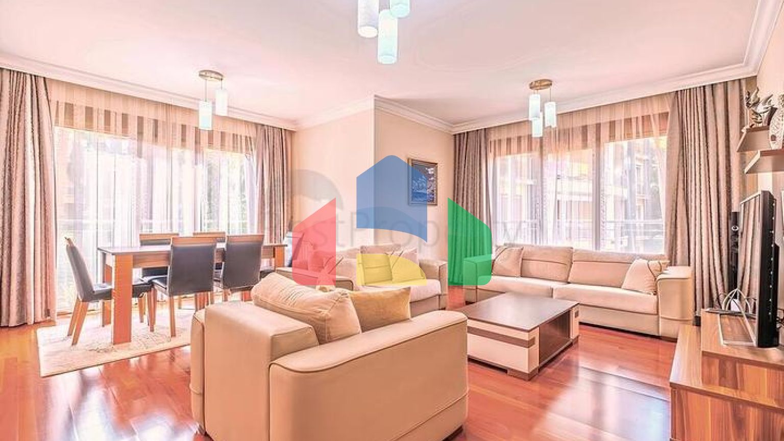 Простора квартира 3 + 1 з окремою кухнею біля моря в центрі Аланії