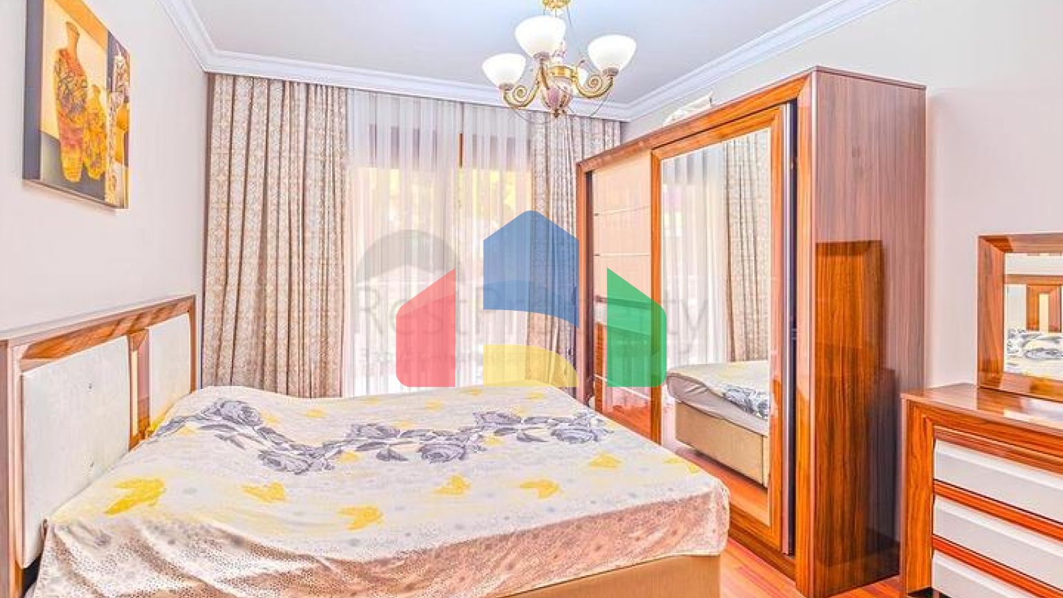 Простора квартира 3 + 1 з окремою кухнею біля моря в центрі Аланії