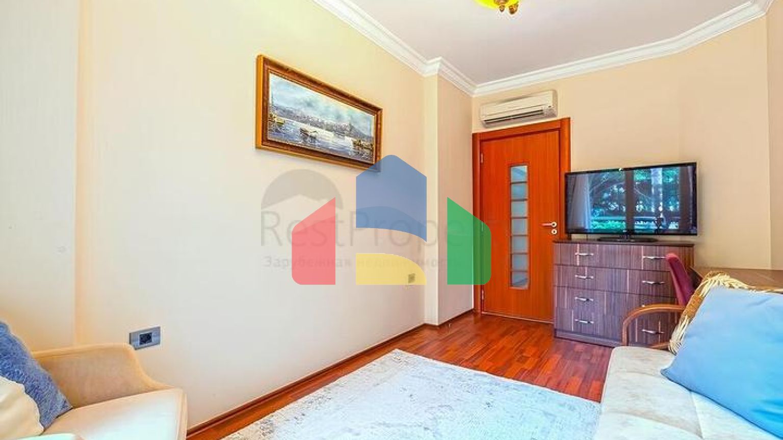 Простора квартира 3 + 1 з окремою кухнею біля моря в центрі Аланії