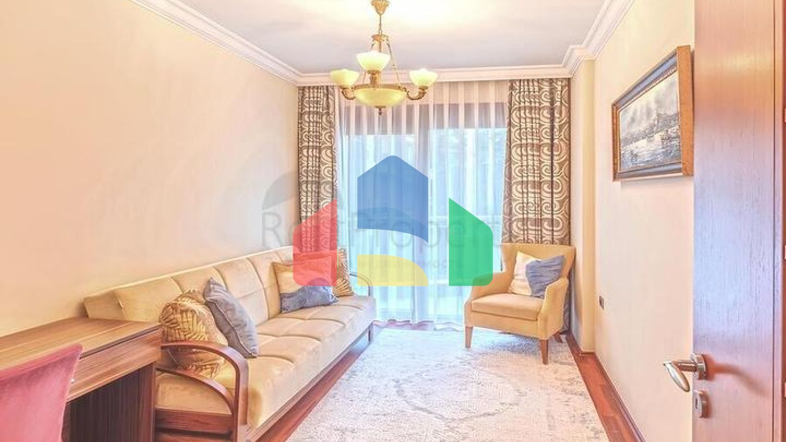 Простора квартира 3 + 1 з окремою кухнею біля моря в центрі Аланії