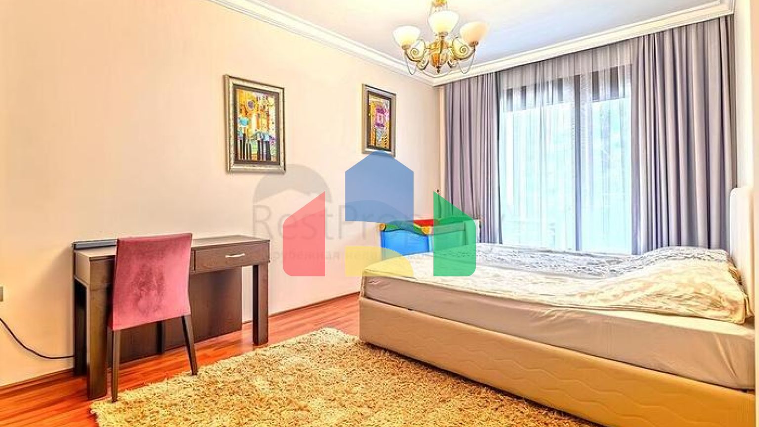 Простора квартира 3 + 1 з окремою кухнею біля моря в центрі Аланії