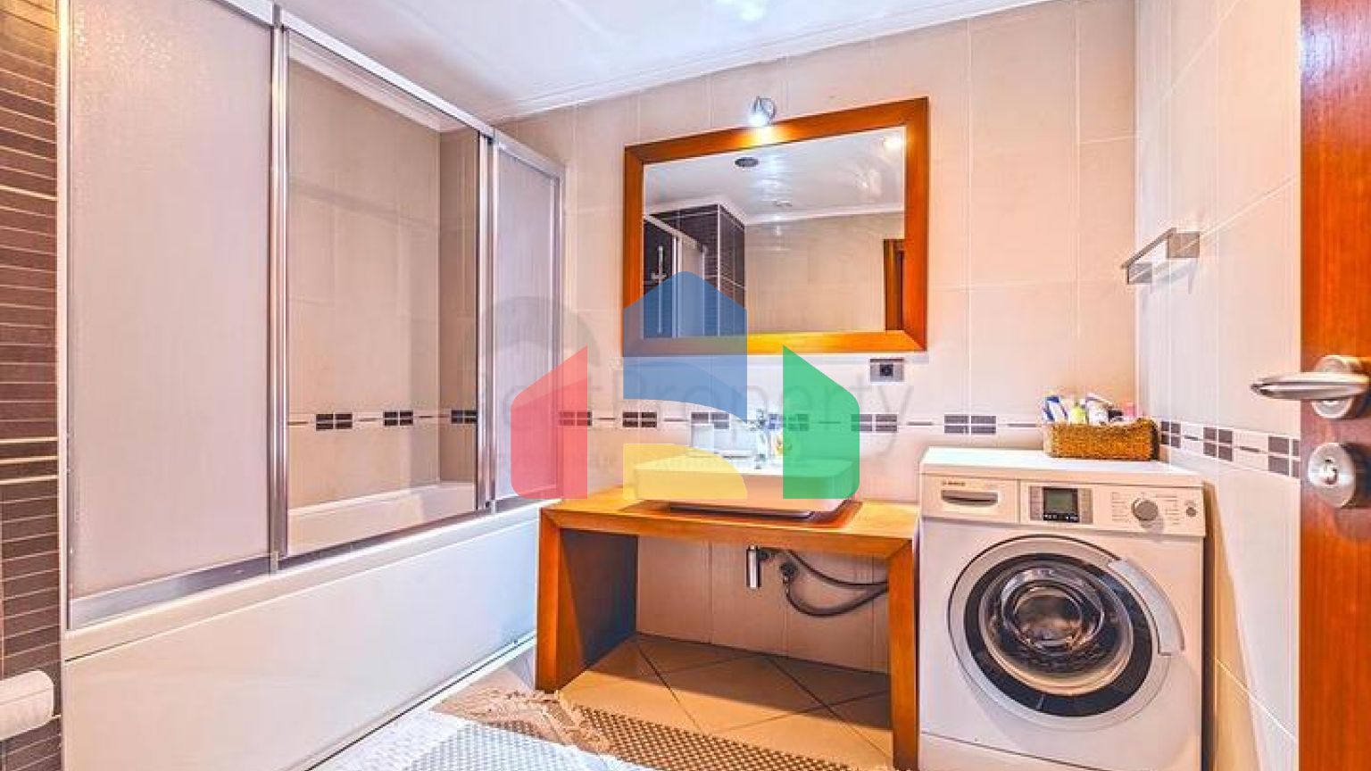 Простора квартира 3 + 1 з окремою кухнею біля моря в центрі Аланії