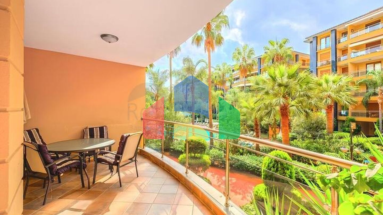 Простора квартира 3 + 1 з окремою кухнею біля моря в центрі Аланії