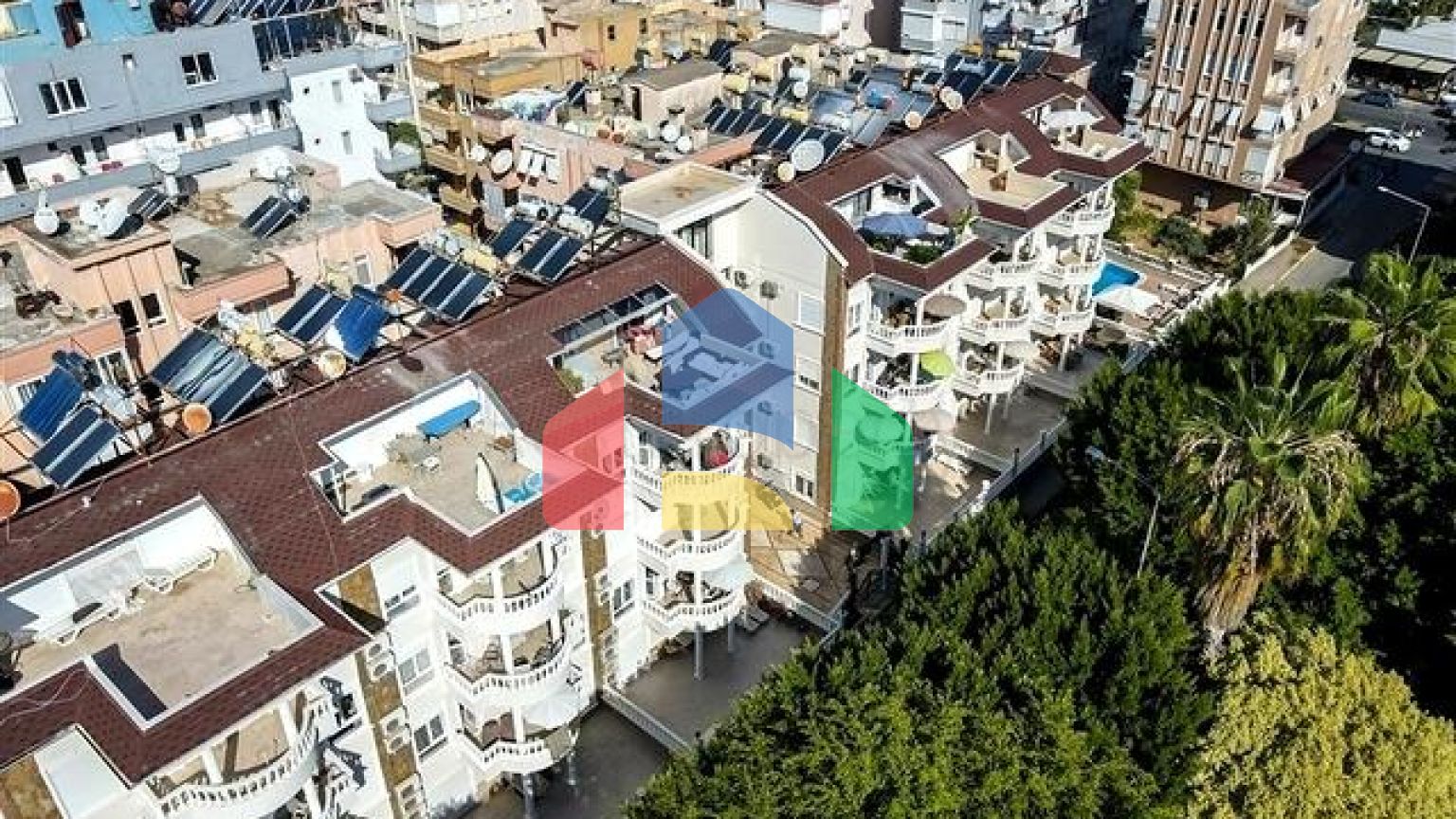 Квартира 2+1 с террасой и бассейном в районе Клеопатра