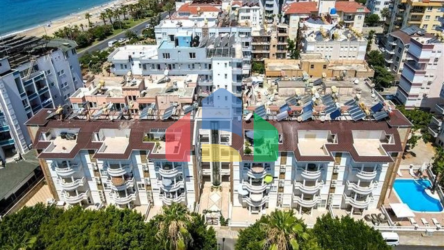 Квартира 2+1 с террасой и бассейном в районе Клеопатра