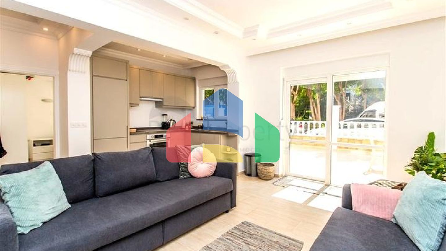 Квартира 2+1 с террасой и бассейном в районе Клеопатра