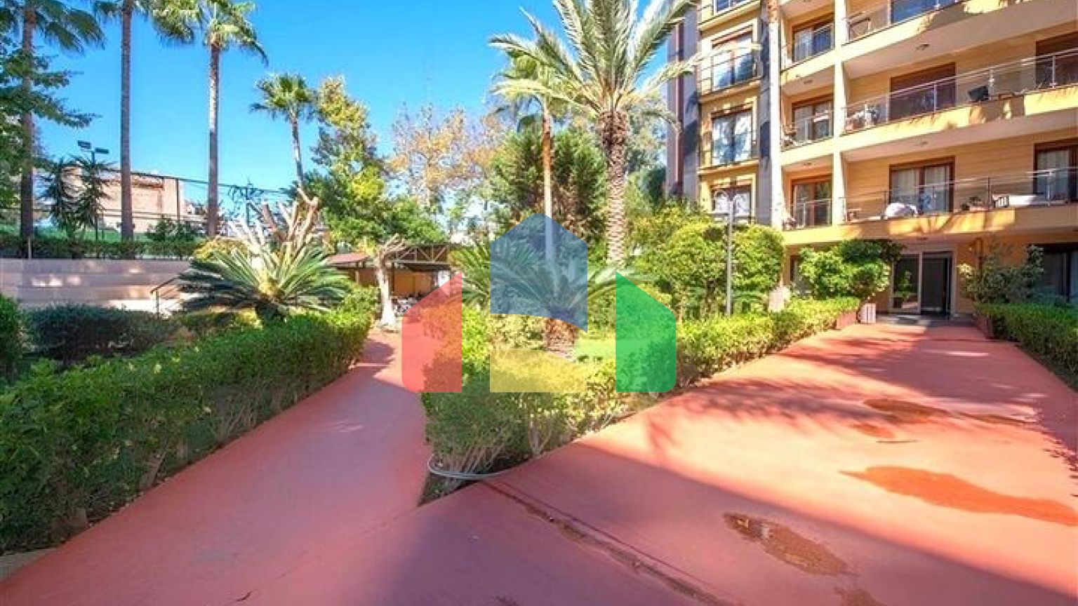 Просторная квартира 4+1 с отдельной кухней в центре Аланьи