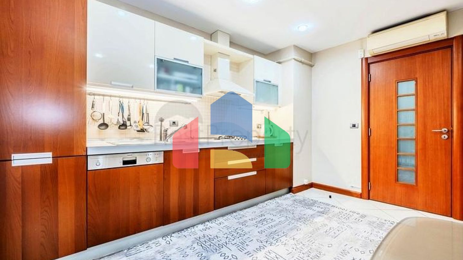 Просторная квартира 4+1 с отдельной кухней в центре Аланьи