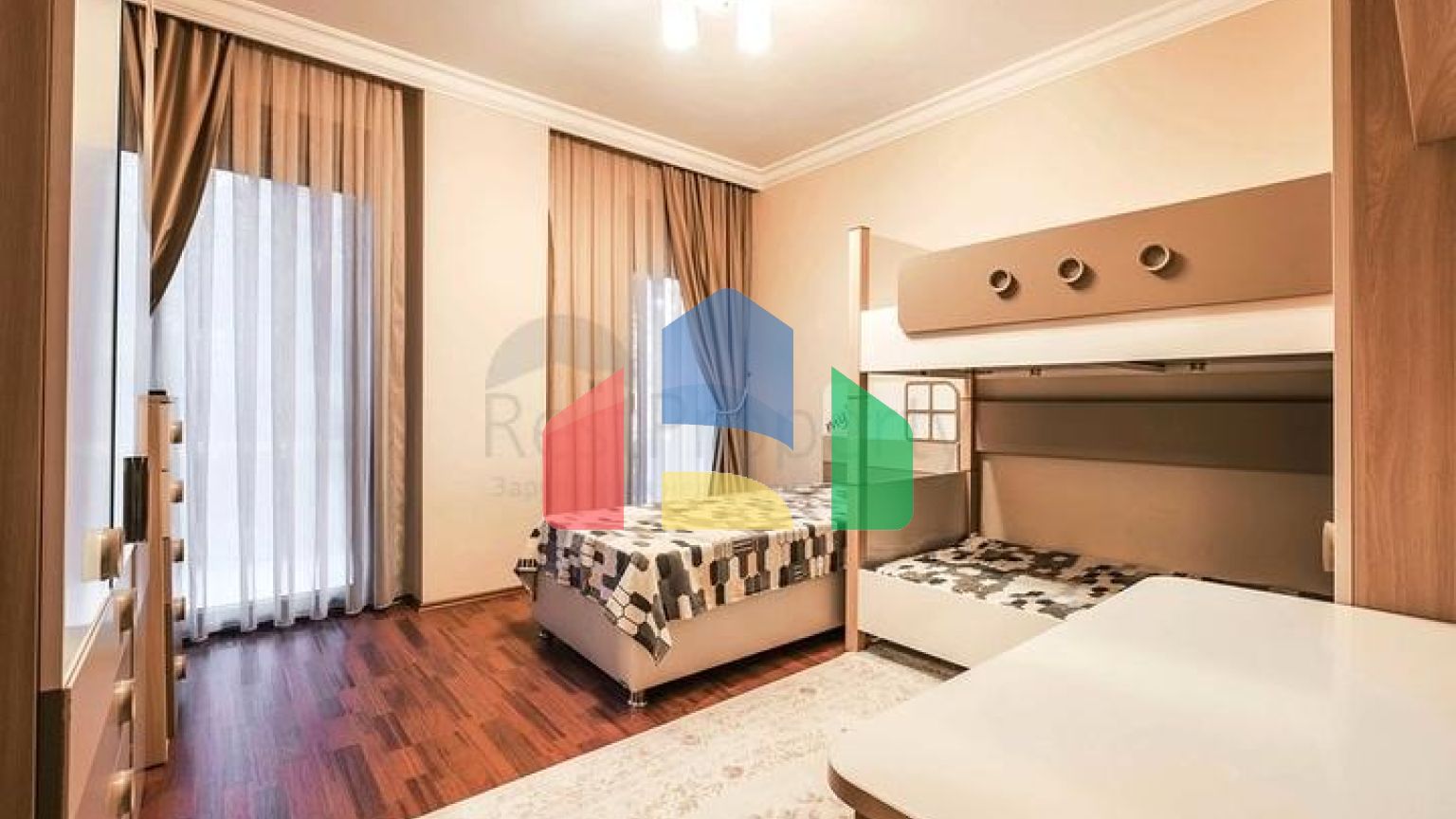 Просторная квартира 4+1 с отдельной кухней в центре Аланьи