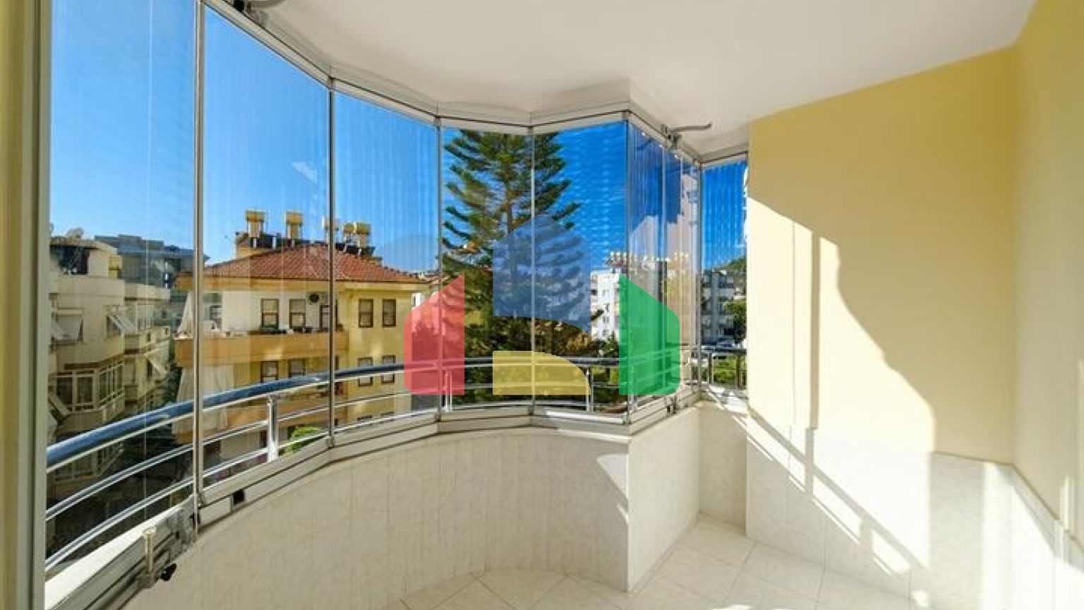 Просторная меблированная квартира 2+1 в районе Аланья центр