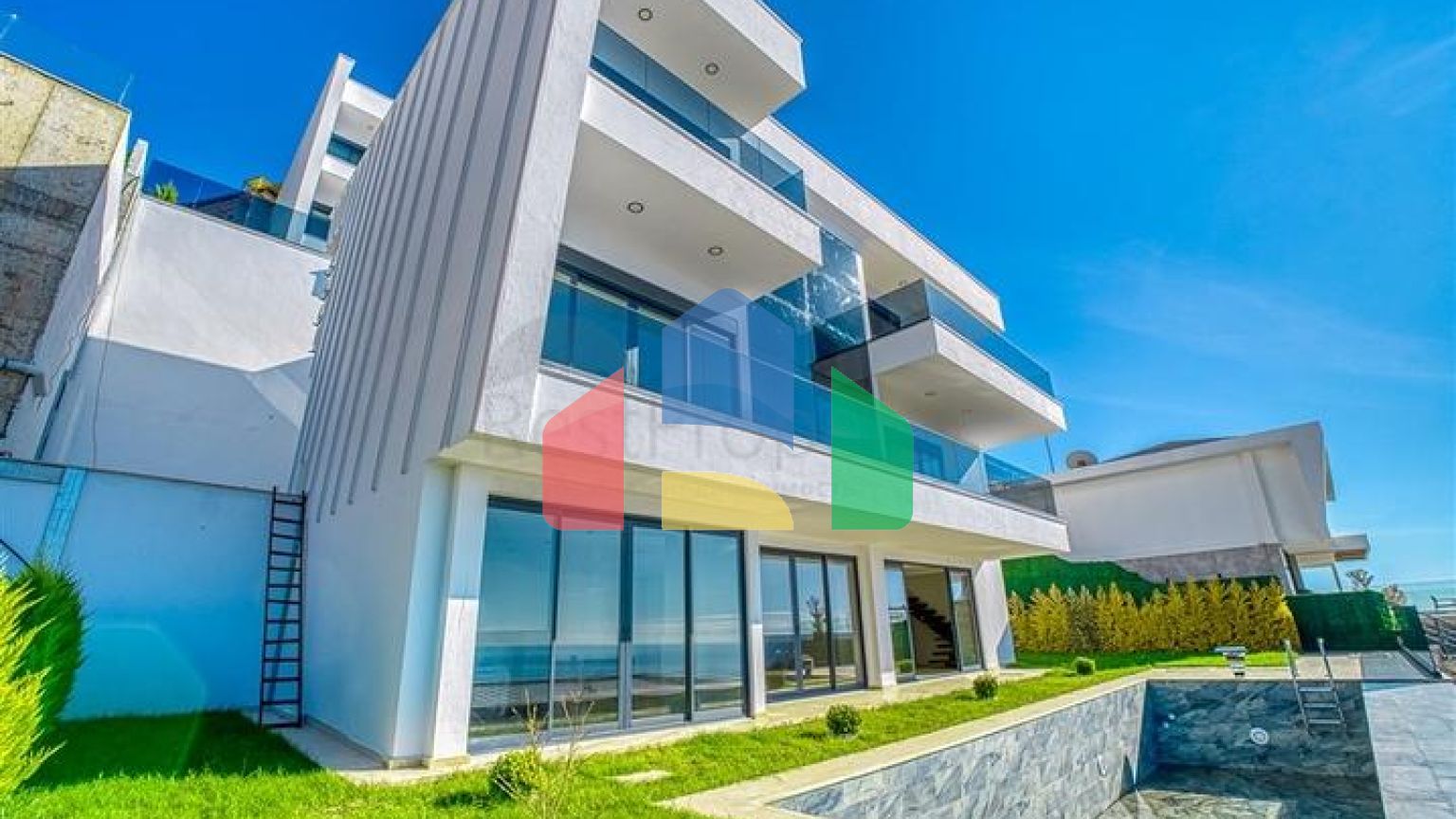 Шестикімнатна вілла 4+2 з приватним басейном в центрі Аланії