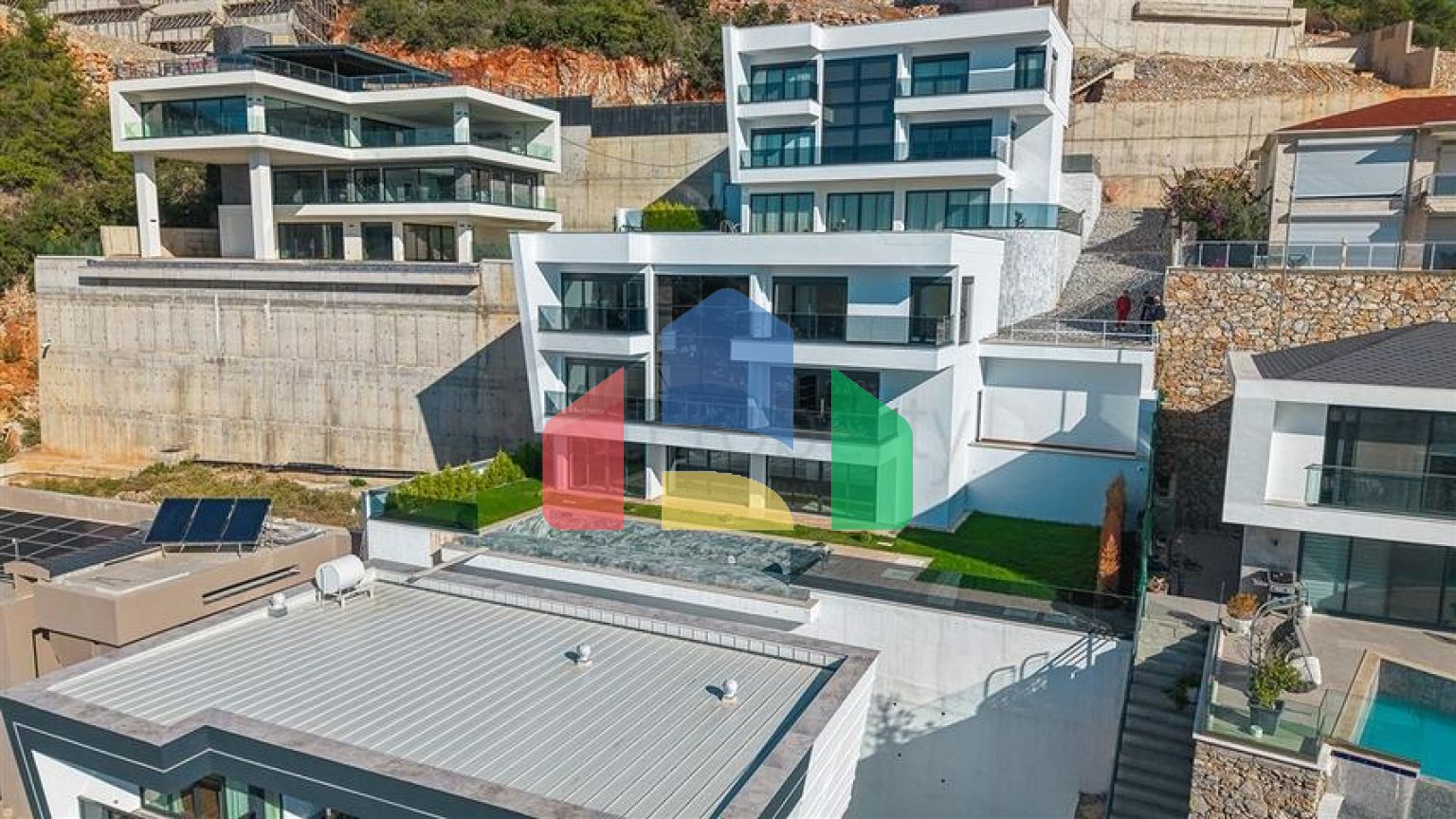 Шестикімнатна вілла 4+2 з приватним басейном в центрі Аланії