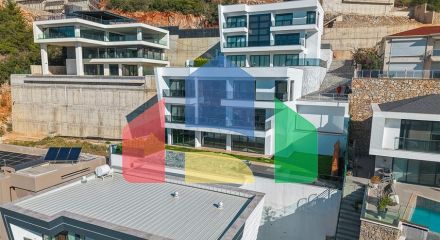 Шестикімнатна вілла 4+2 з приватним басейном в центрі Аланії