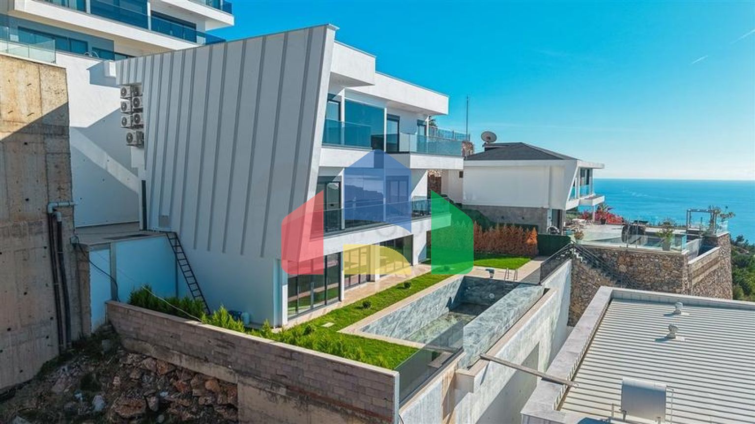 Шестикімнатна вілла 4+2 з приватним басейном в центрі Аланії