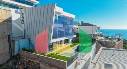 Шестикімнатна вілла 4+2 з приватним басейном в центрі Аланії