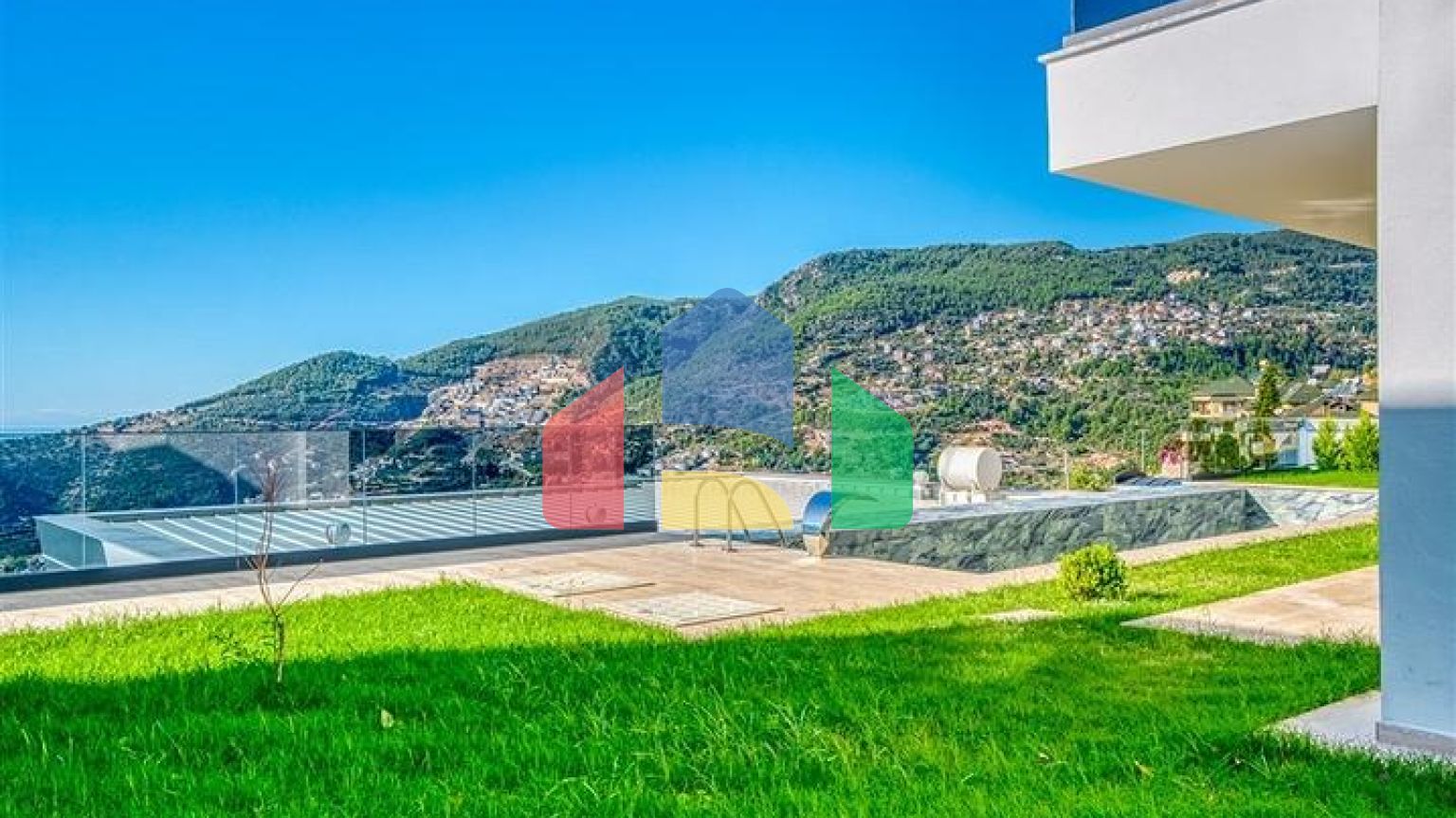 Шестикімнатна вілла 4+2 з приватним басейном в центрі Аланії