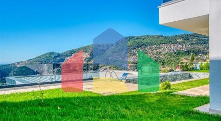 Шестикімнатна вілла 4+2 з приватним басейном в центрі Аланії