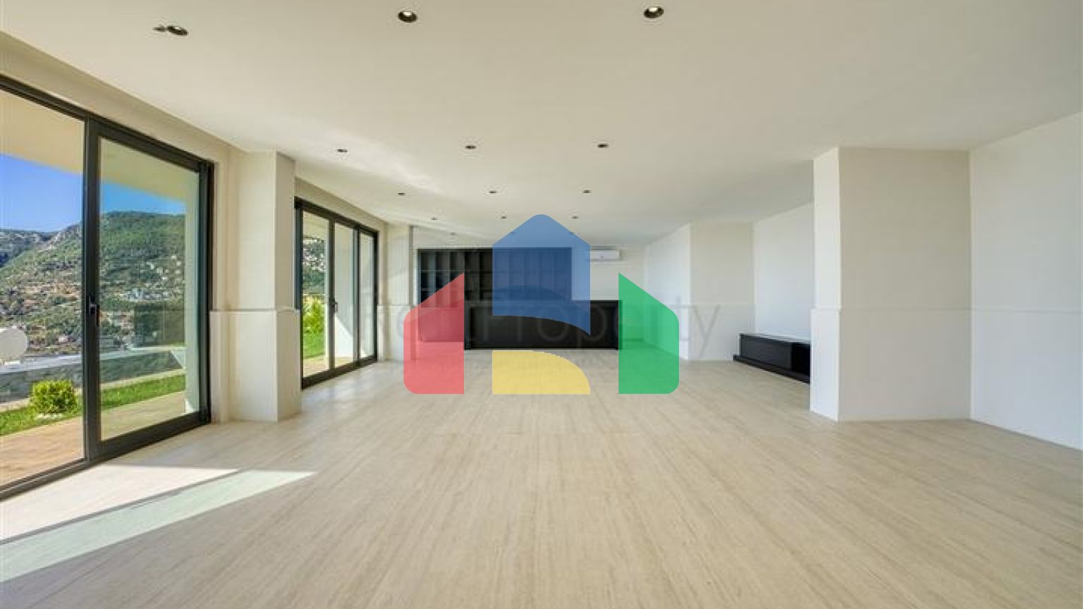 Шестикімнатна вілла 4+2 з приватним басейном в центрі Аланії