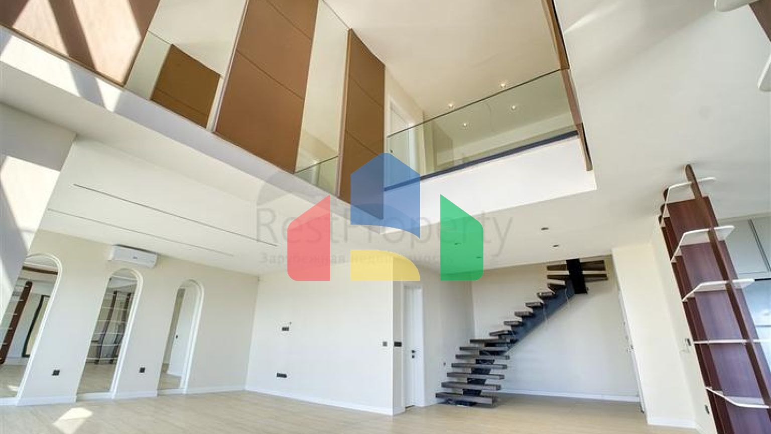 Шестикімнатна вілла 4+2 з приватним басейном в центрі Аланії