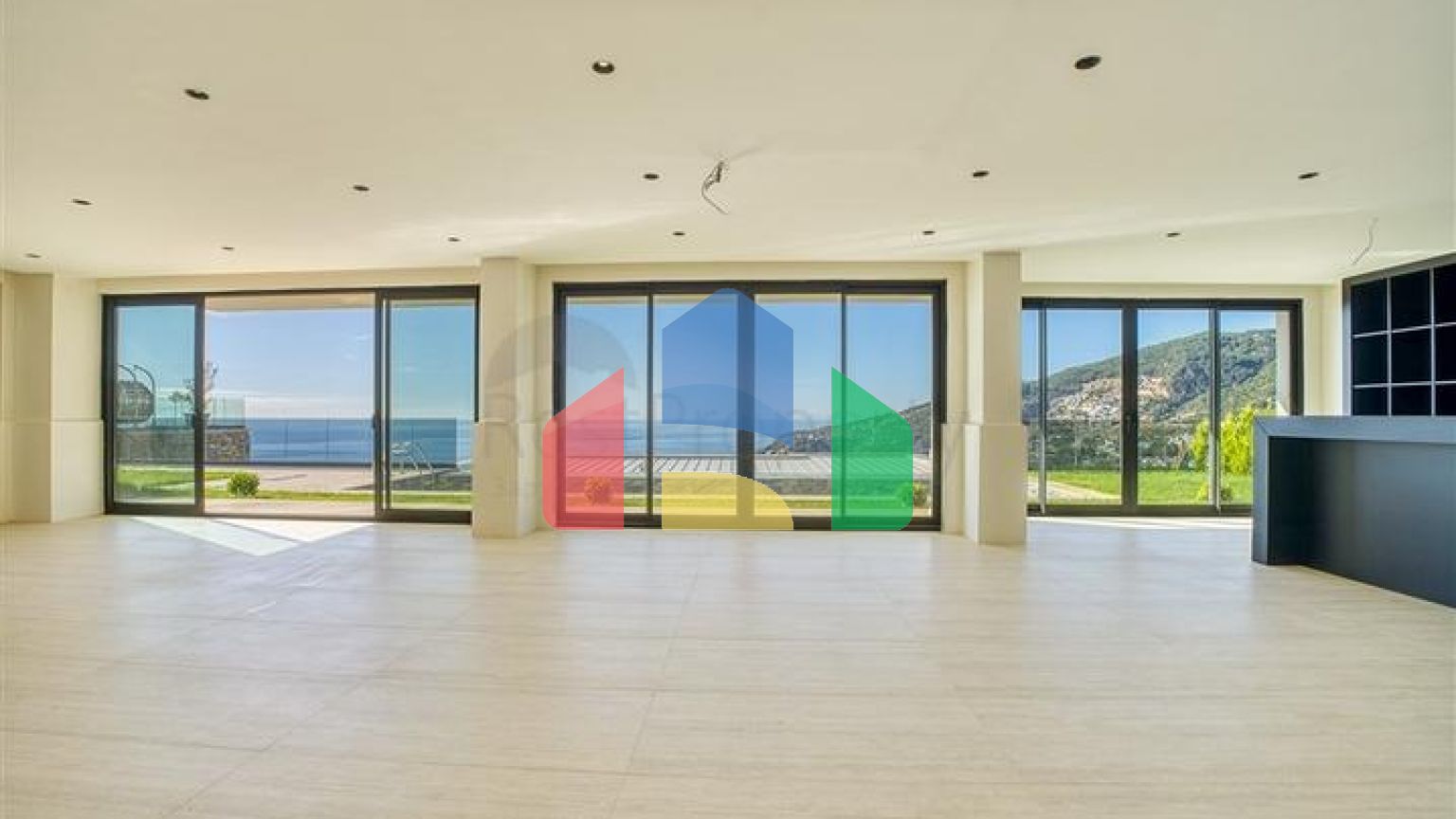 Шестикімнатна вілла 4+2 з приватним басейном в центрі Аланії