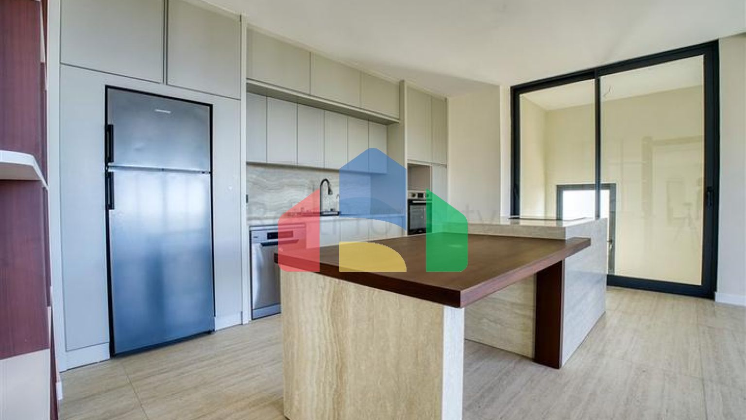 Шестикімнатна вілла 4+2 з приватним басейном в центрі Аланії