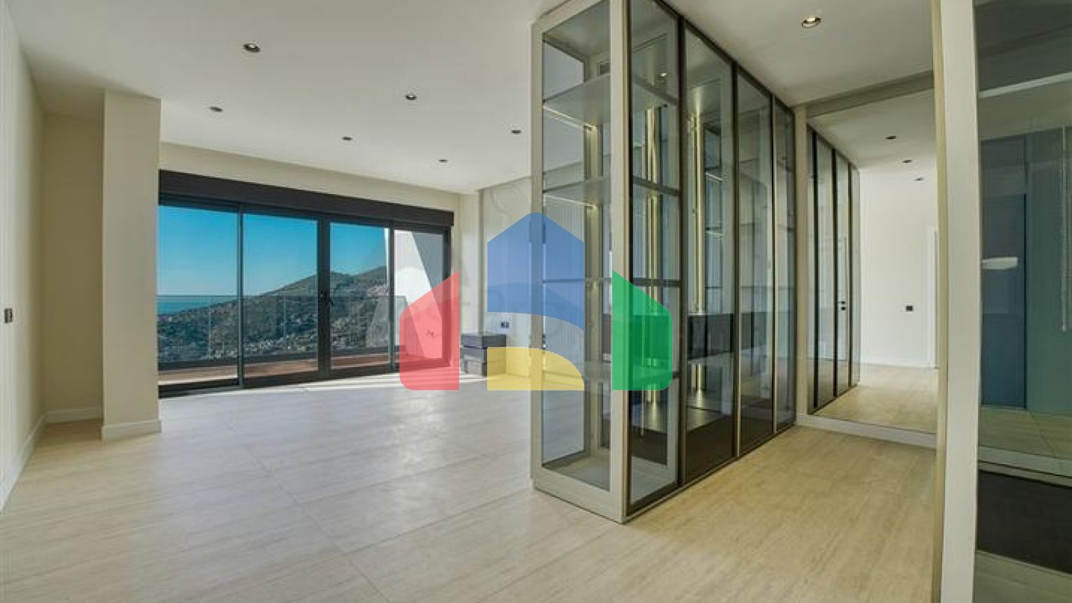 Шестикімнатна вілла 4+2 з приватним басейном в центрі Аланії