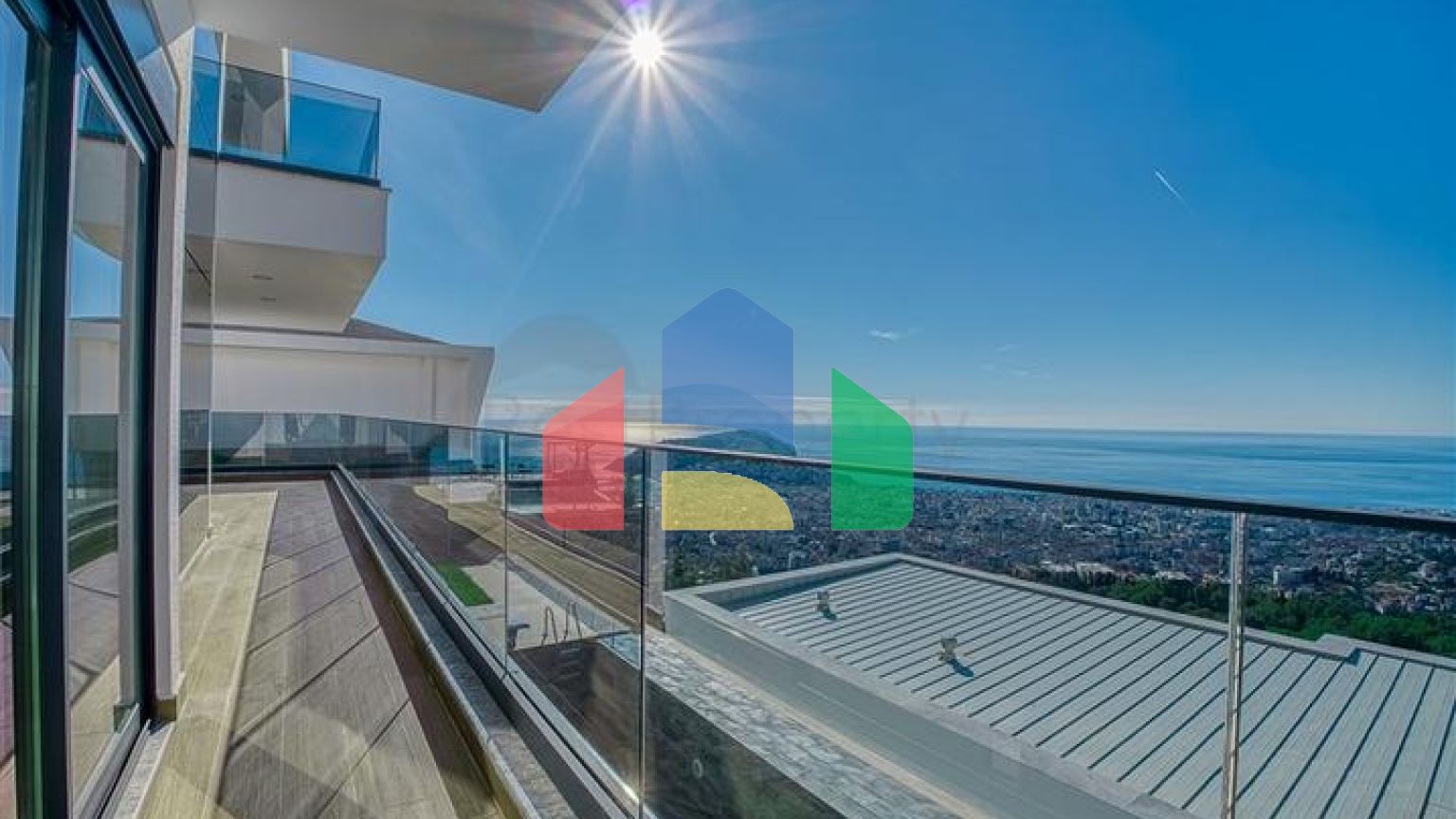 Шестикімнатна вілла 4+2 з приватним басейном в центрі Аланії