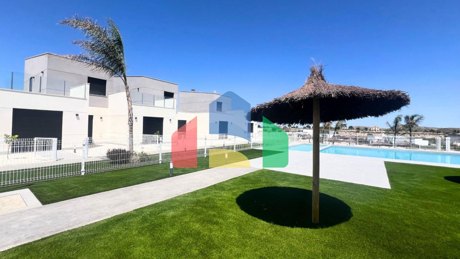 НОВЫЕ ТАУНХАУСЫ В ГОЛЬФ-КУРОРТЕ АЛЬТAНА, МУРСИЯ