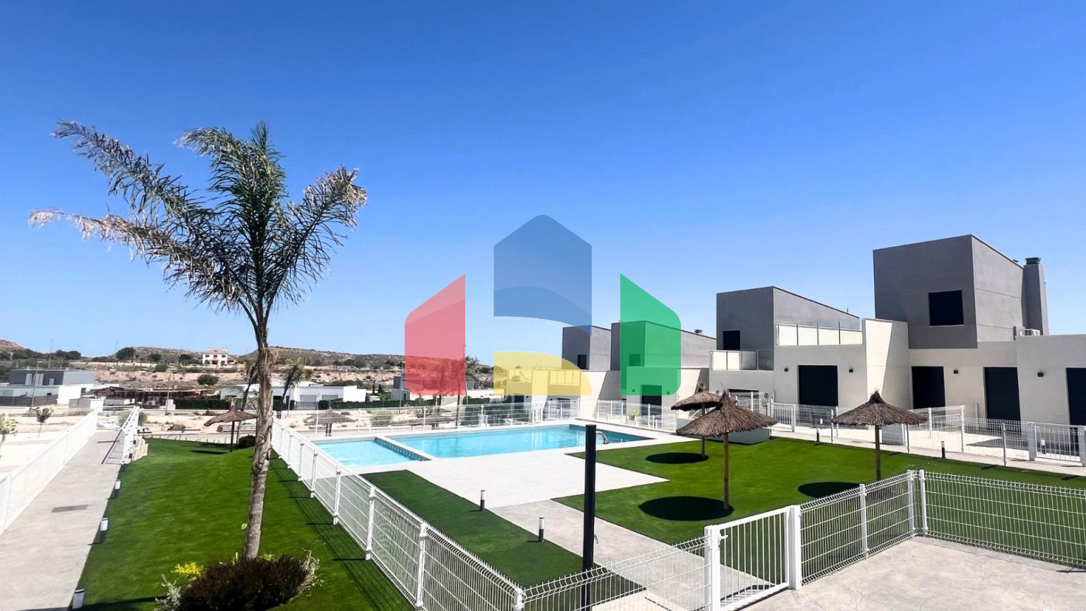 НОВЫЕ ТАУНХАУСЫ В ГОЛЬФ-КУРОРТЕ АЛЬТAНА, МУРСИЯ