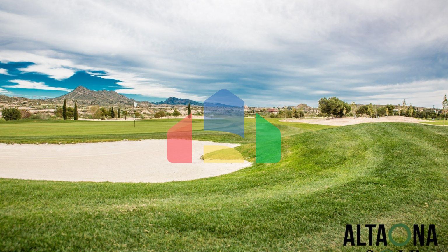 НОВЫЕ ТАУНХАУСЫ В ГОЛЬФ-КУРОРТЕ АЛЬТAНА, МУРСИЯ