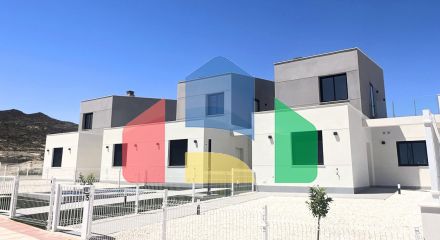 НОВЫЕ ТАУНХАУСЫ В ГОЛЬФ-КУРОРТЕ АЛЬТAНА, МУРСИЯ